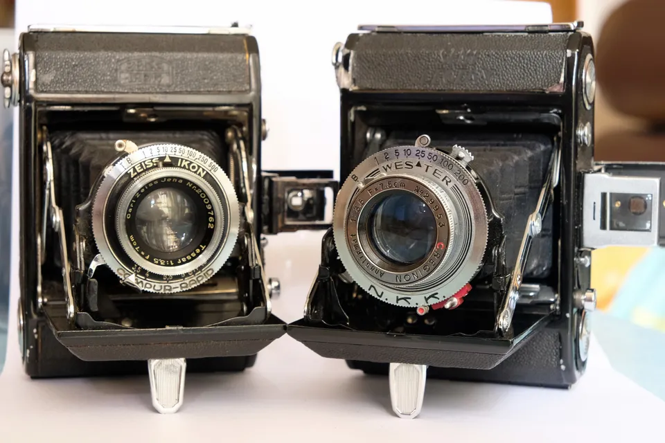 Left: Ikonta 520. Right: Semi Leotax