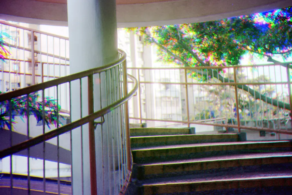 Overlapping 3 monochromatic frames to get a color frame