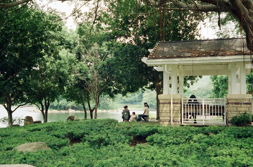 Picnic people in inspiration lake