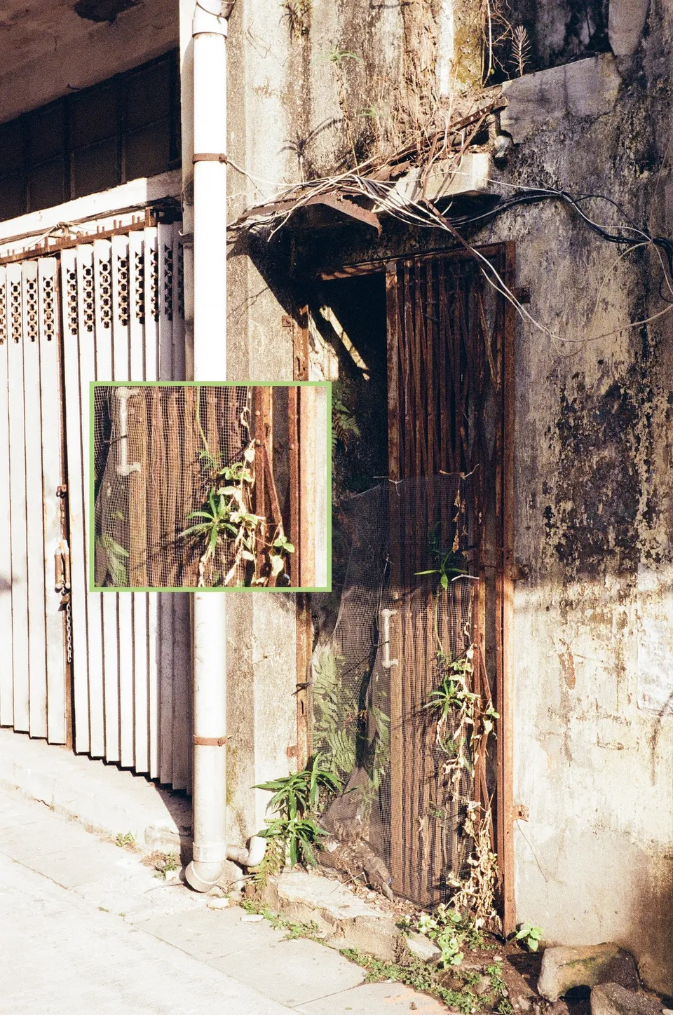Half-opened metal gate