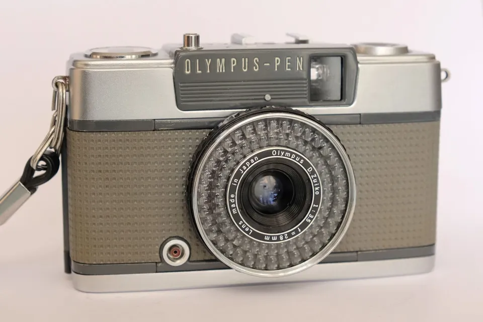 Olympus PEN EE2 front view
