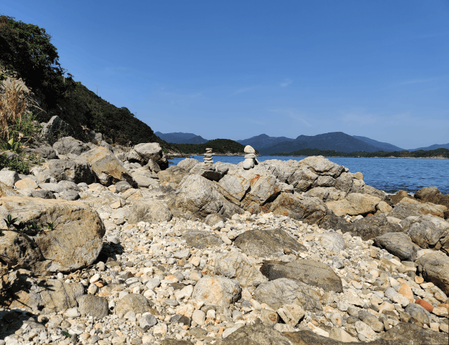 Wigglegram of 2 piles of stones